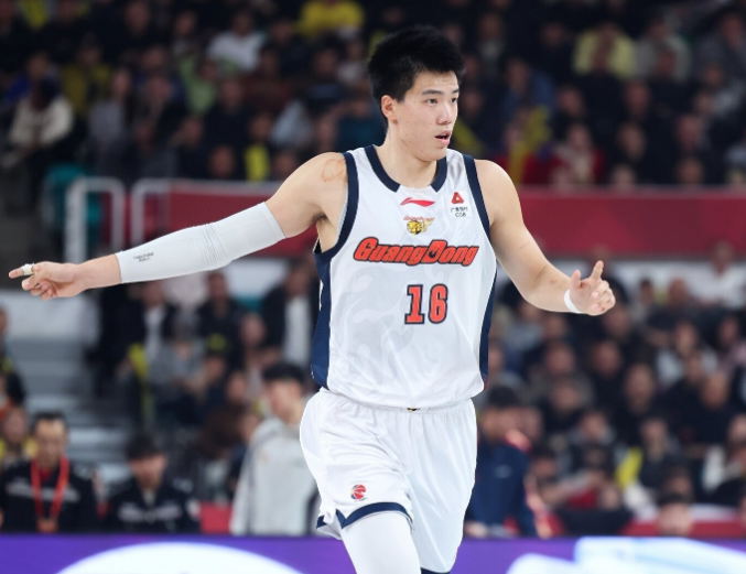 开云体育官网-虚惊一场！广东国手焦泊乔崴脚被搀扶退赛 无大碍出席发布会