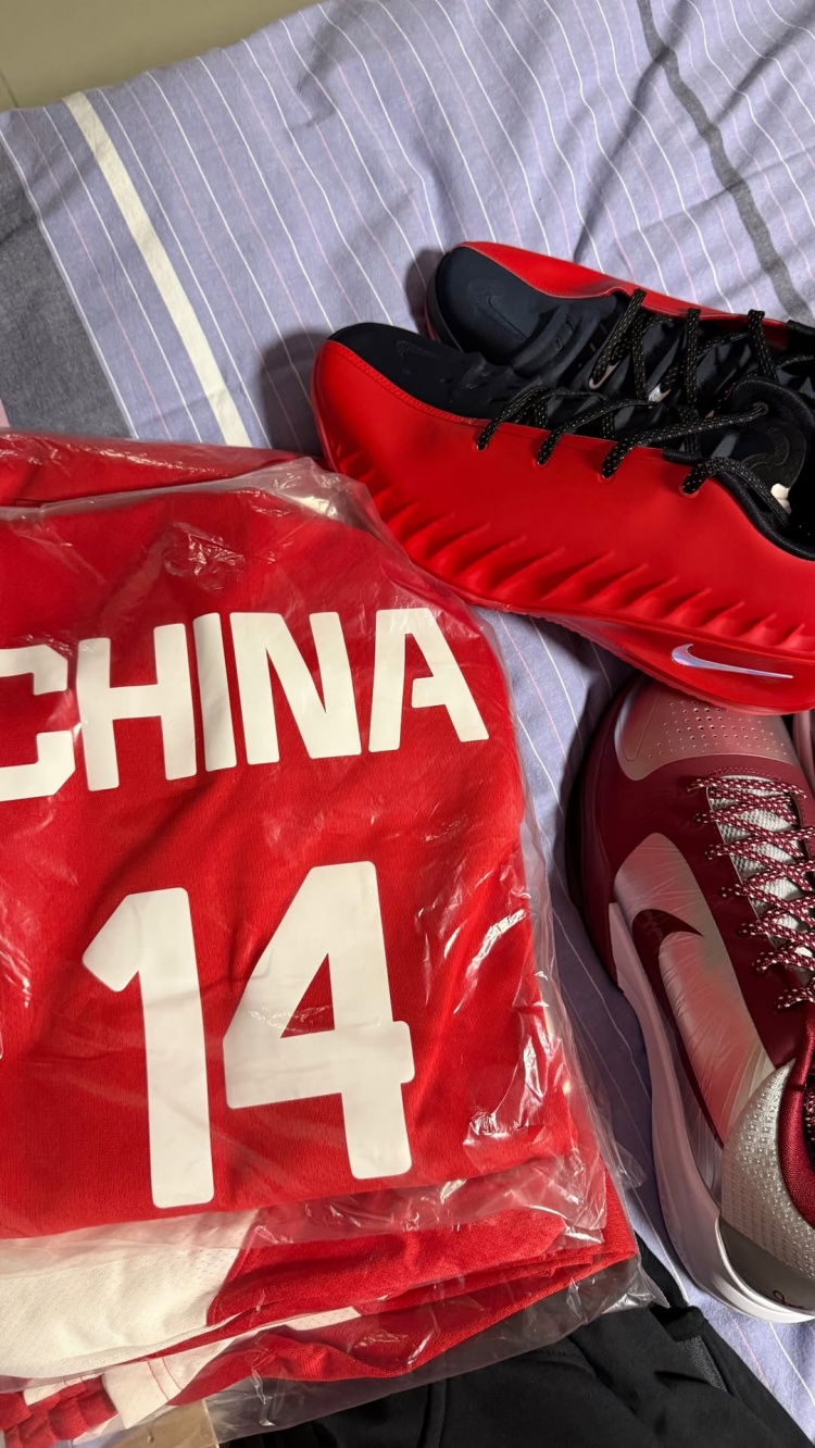 开云下载-李弘权晒男篮集训发放装备：14号球衣+Kobe 5+文班代言款GT Cut 4